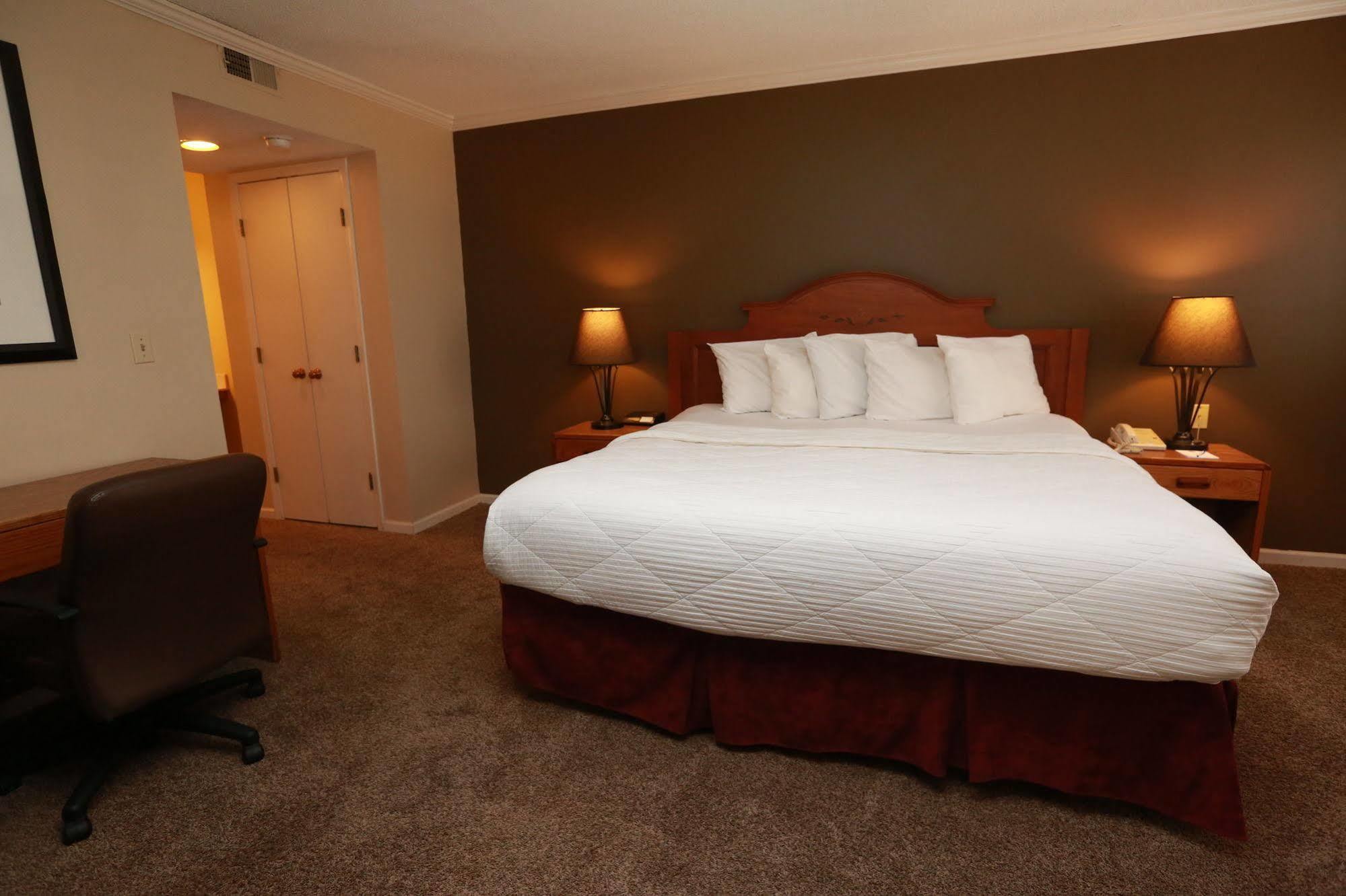 Sterling Hotel And Suites 클리브 외부 사진
